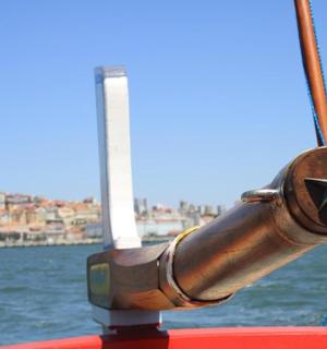 水中船侧的管道