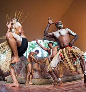 一群男人在舞台上表演节目