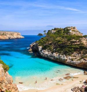 海滩上的景色，人们在水中