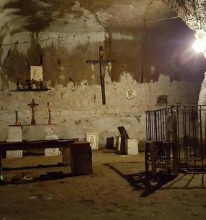 山洞里有一间带十字架和桌子的房间