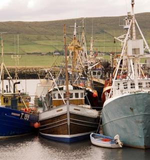 Tři lodě kotví ve vodě v přístavu