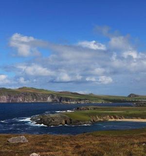 výhled na oceán se skalnatým ostrovem