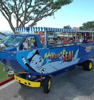 malý modrý autobus s lidmi jedoucími uvnitř