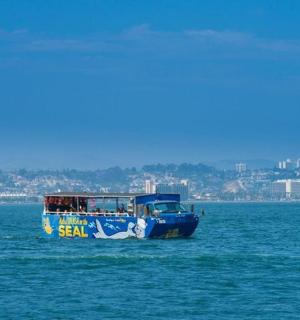 modrá loď uprostřed vody