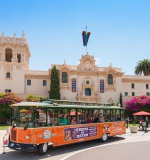 oranžový vozík před budovou