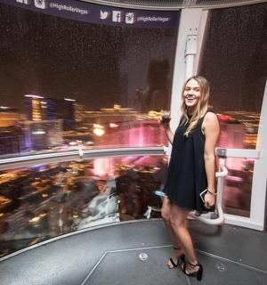 一位站在摩天大楼顶上的女人