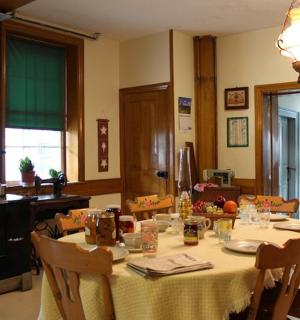 kuchyň se stolem se židlemi a jídelna