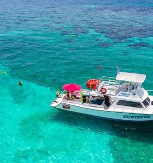 bílá loď s deštníkem ve vodě