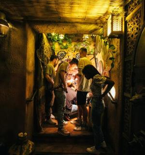 skupina lidí stojících v temné místnosti