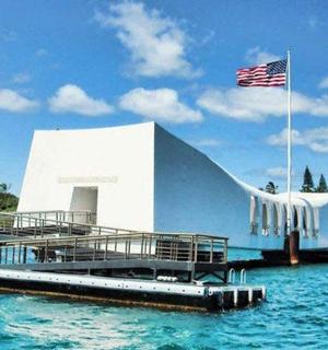 budova na vodě s americkou vlajkou