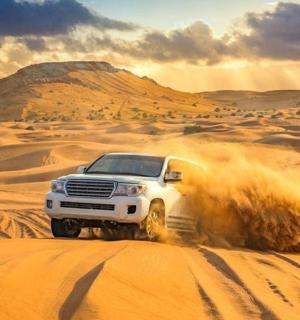 bílý kamion jedoucí pouští