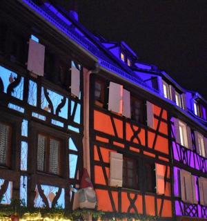 夜晚有彩色灯光的建筑