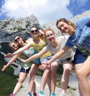 skupina lidí pózujících před horou