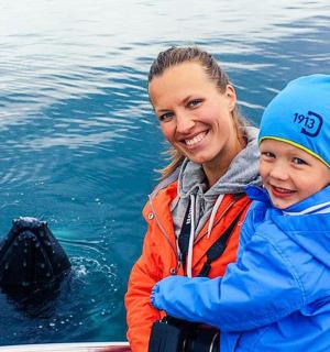 一名妇女和一名儿童与鲸鱼在水中