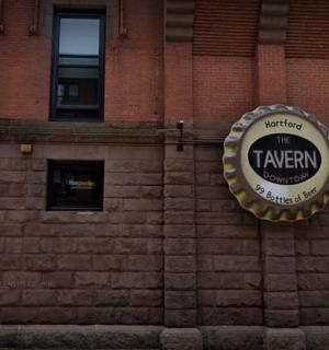 砖砌建筑侧面的标志