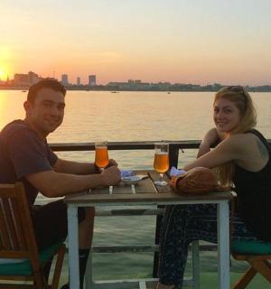 一男一女坐在桌边,喝着饮料