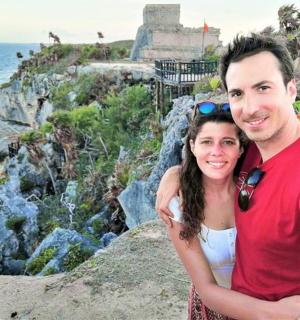 一名男子和一名女子站在海边