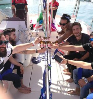 eine Gruppe von Männern, die auf einem Boot sitzen