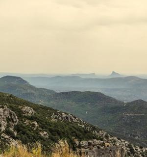 远处群山环绕的山景