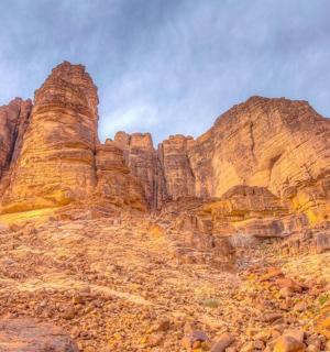 一座巨大的岩石山，背景是天空