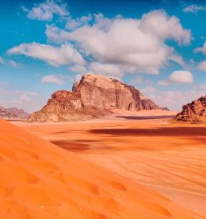 前景为岩石和沙子的沙漠场景