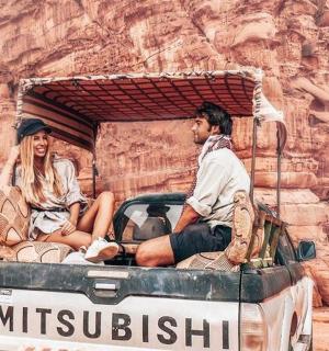 一男一女坐在卡车后面