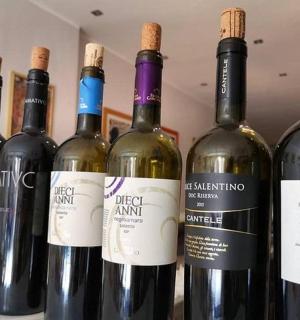 kilka butelek wina ustawionych na półce