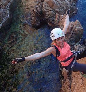 一个小女孩正在从悬崖上垂降