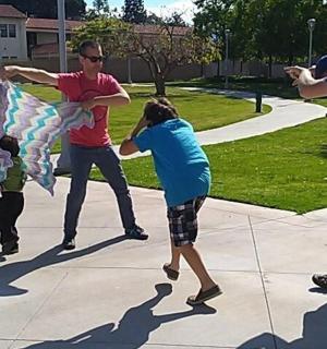 一群人在人行道上玩风筝