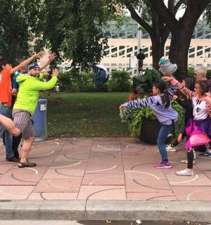 一群人在公园里跳舞