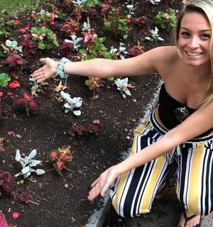 站在花坛前的女人