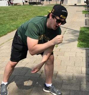 一名男子坐在公园长椅上抽烟