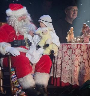 Santa Claus sedí u stolu s dítětem