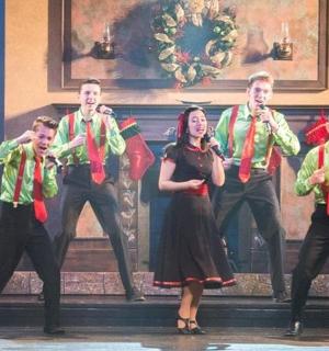 skupina lidí stojících na pódiu a zpívajících