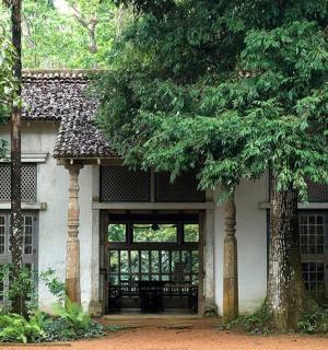 dům s velkými dveřmi a dvěma stromy