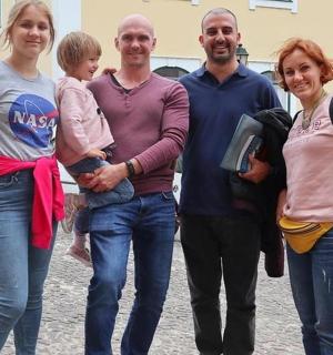 一群人在街上摆姿势拍照