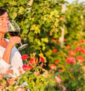 一位女士手捧一杯红酒