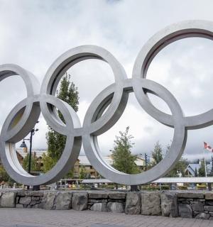 socha olympijských kruhů v parku