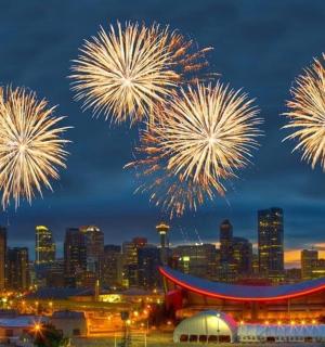 城市上空的一组烟花