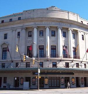 一座挂着美国国旗的白色大楼