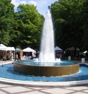 fontána uprostřed parku