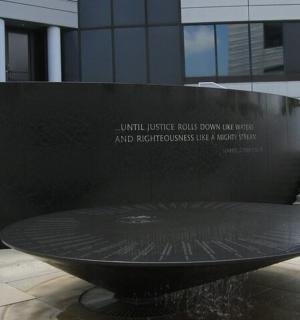 velký kamenný stůl před budovou