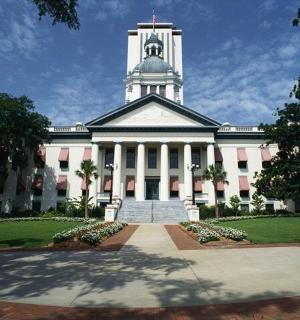 velká budova s věží na vrcholu