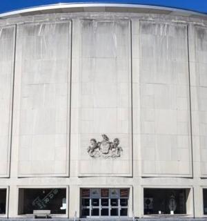 一栋白色的大楼,侧面有一幅画