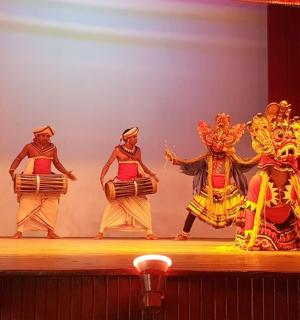 一群在舞台上表演的人