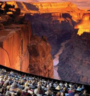 礼堂里观看电影的一群人