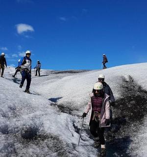 一群人走上白雪覆盖的斜坡