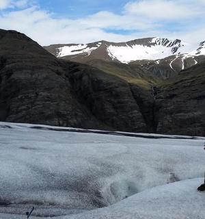 一名男子和一名女子站在冰川顶上
