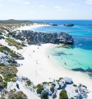 Letecký pohled na pláž s kameny a oceánem