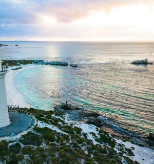 maják na břehu oceánu